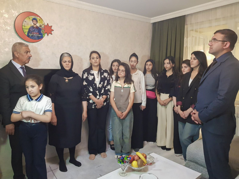Gənclər şəhid ailələrini ziyarət edib<font color=red> - FOTOLAR</font>