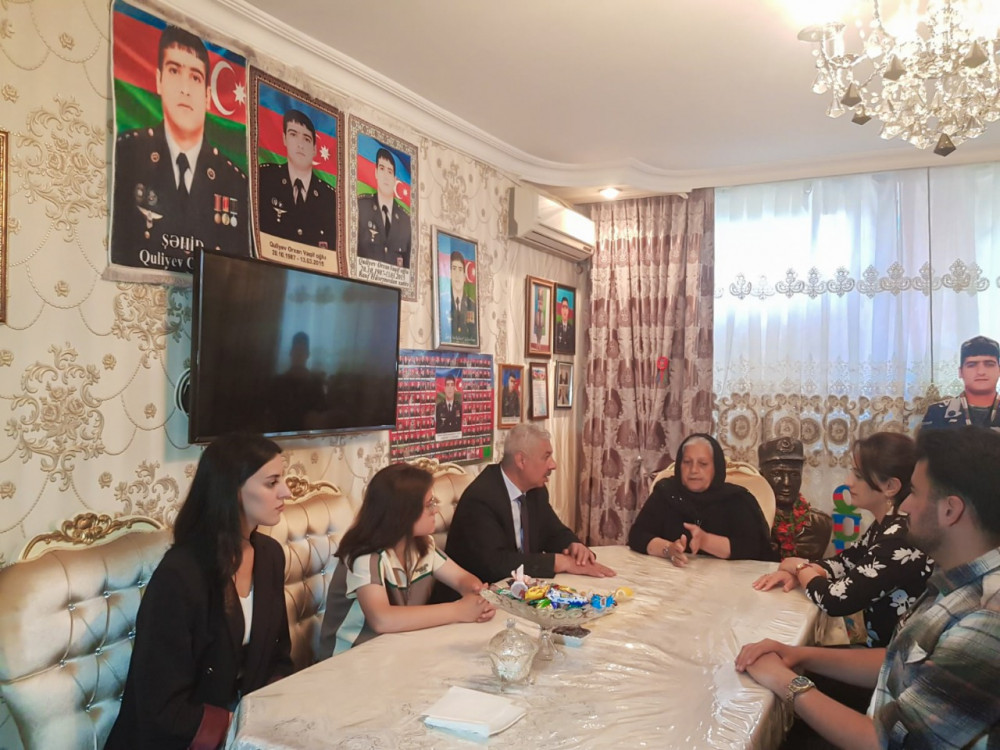 Gənclər şəhid ailələrini ziyarət edib<font color=red> - FOTOLAR</font>