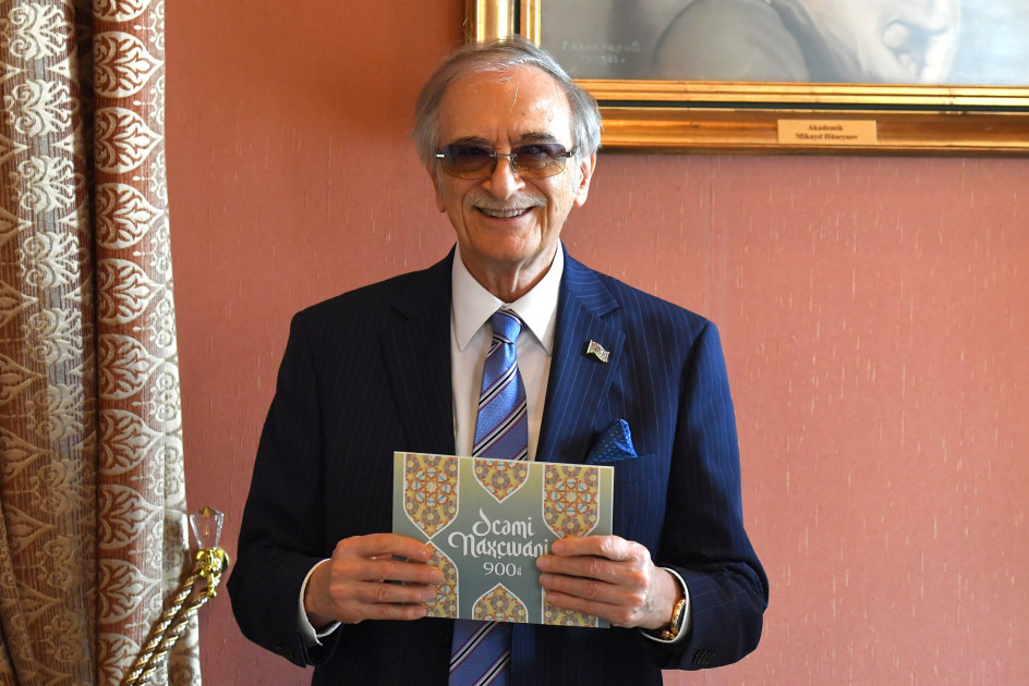 Əcəmi Naxçıvaninin 900 illik yubileyinə həsr olunmuş poçt markasının təqdimatı keçirilib <font color=red> - FOTOLAR</font>