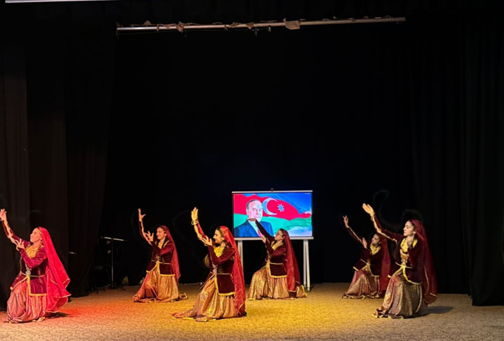 Ümummilli lider  Heydər  Əliyevin anadan olmasının 102-ci ildönümünə  həsr  olunmuş  “Sən Elə Bir Zirvəsən”  adlı konsert proqramı təşkil olunub<font color=red> - FOTOLAR</font>