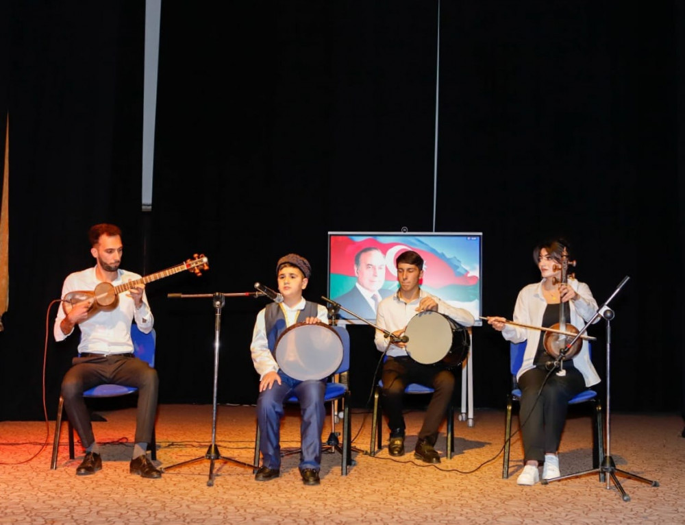 Ümummilli lider  Heydər  Əliyevin anadan olmasının 102-ci ildönümünə  həsr  olunmuş  “Sən Elə Bir Zirvəsən”  adlı konsert proqramı təşkil olunub<font color=red> - FOTOLAR</font>