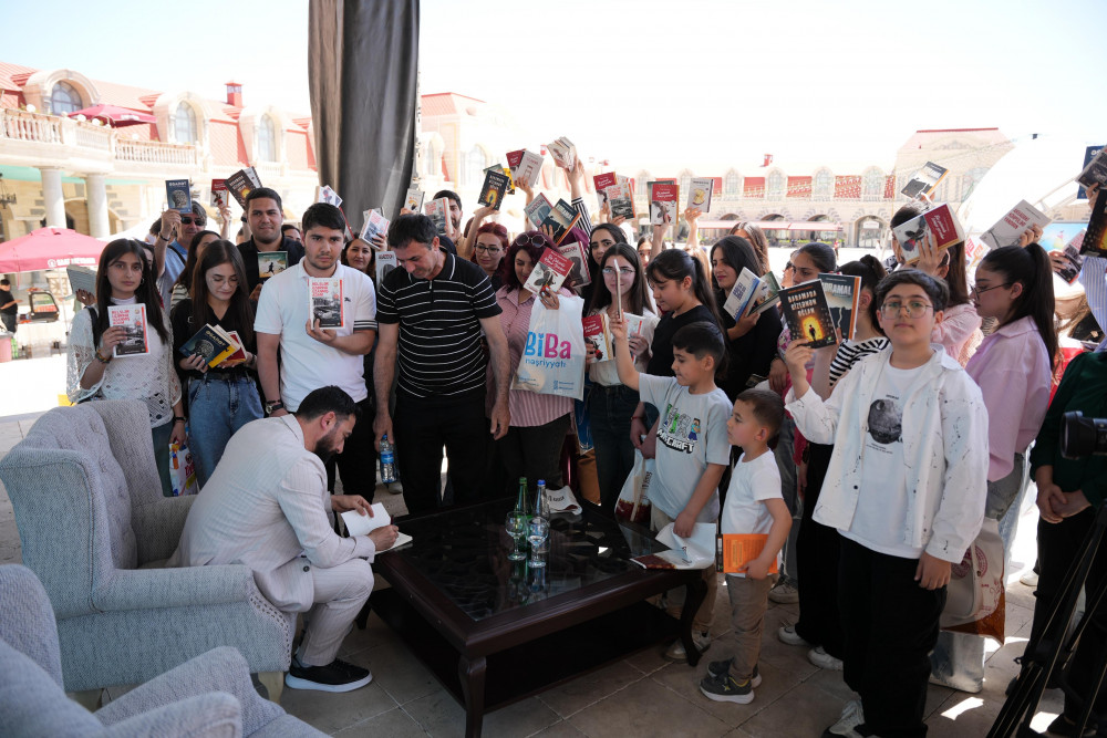 Oxucunu axtaran nəşriyyat “Qədim Qala” və Rövşən Abdullaoğlunun uğuru<font color=red> - FOTOLAR</font>