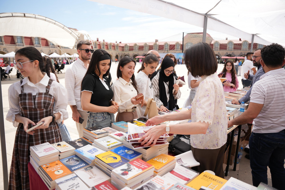 Oxucunu axtaran nəşriyyat “Qədim Qala” və Rövşən Abdullaoğlunun uğuru<font color=red> - FOTOLAR</font>