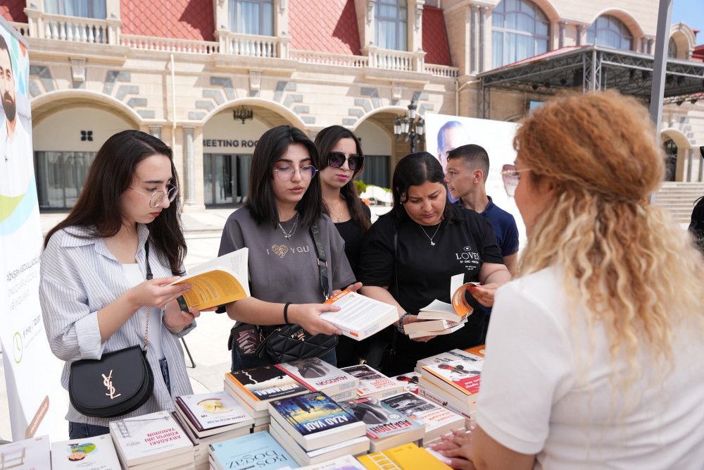 Oxucunu axtaran nəşriyyat “Qədim Qala” və Rövşən Abdullaoğlunun uğuru<font color=red> - FOTOLAR</font>