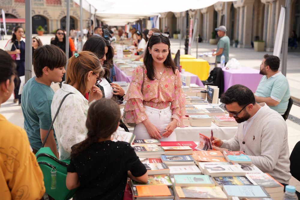 Oxucunu axtaran nəşriyyat “Qədim Qala” və Rövşən Abdullaoğlunun uğuru<font color=red> - FOTOLAR</font>