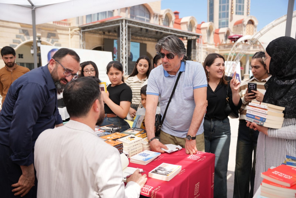 Oxucunu axtaran nəşriyyat “Qədim Qala” və Rövşən Abdullaoğlunun uğuru<font color=red> - FOTOLAR</font>