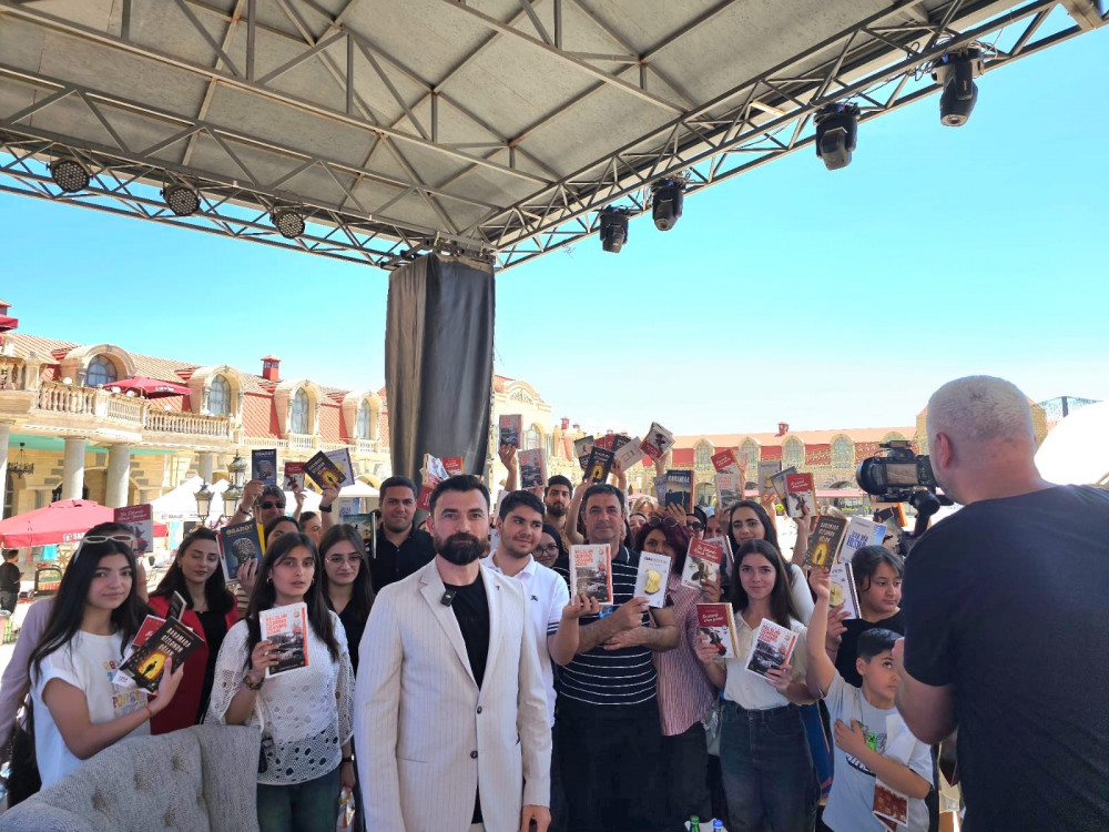 Oxucunu axtaran nəşriyyat “Qədim Qala” və Rövşən Abdullaoğlunun uğuru<font color=red> - FOTOLAR</font>