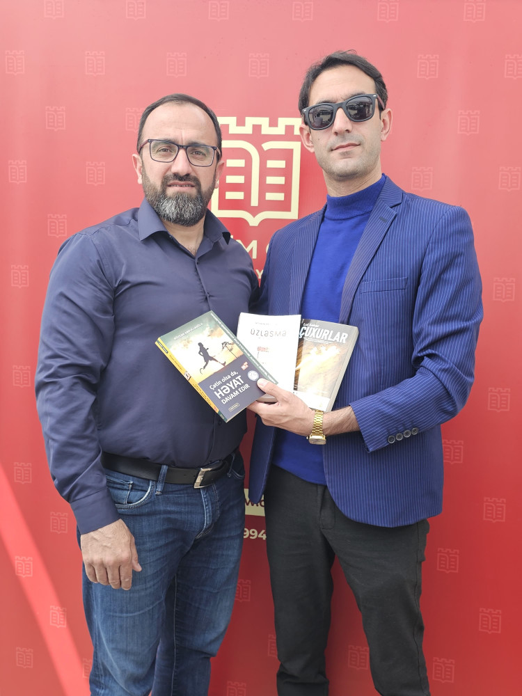 Oxucunu axtaran nəşriyyat “Qədim Qala” və Rövşən Abdullaoğlunun uğuru<font color=red> - FOTOLAR</font>