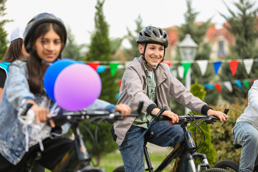 Leyla Əliyevanın təşəbbüsü ilə 200 uşaq və yeniyetməyə velosiped hədiyyə olunub<font color=red> - FOTOLAR</font>