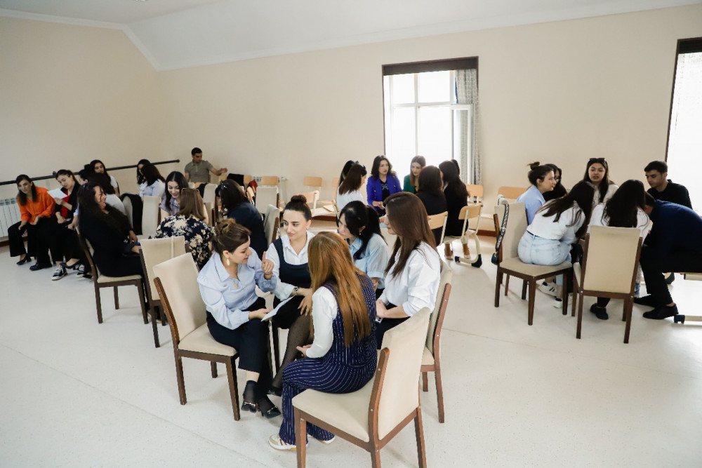 Gənclərə effektiv ünsiyyət metodları öyrədilib<font color=red> - FOTOLAR</font>