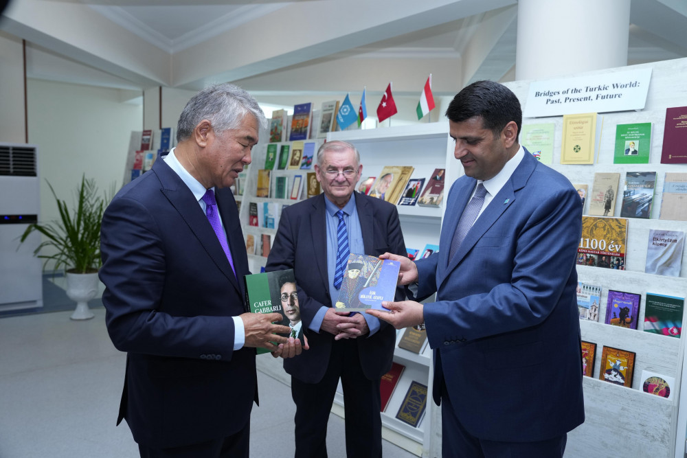 NDU-da Macarıstanın dünya şöhrətli yazıçısı və dövlət xadimi Şandor Lejakın kitablarının təqdimatı olub<font color=red> - FOTOLAR</font>