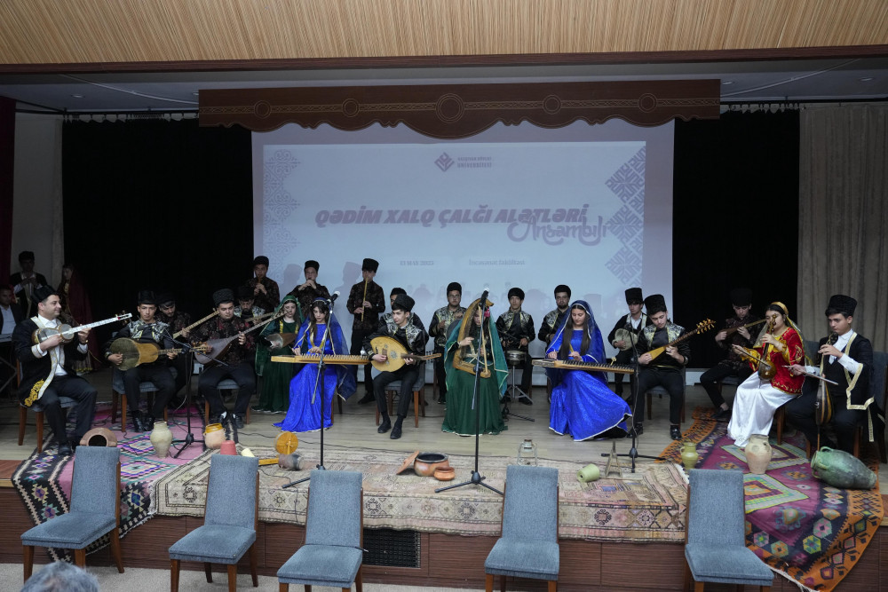 NDU-da Macarıstanın dünya şöhrətli yazıçısı və dövlət xadimi Şandor Lejakın kitablarının təqdimatı olub<font color=red> - FOTOLAR</font>