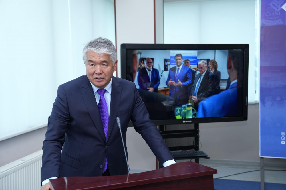 NDU-da Macarıstanın dünya şöhrətli yazıçısı və dövlət xadimi Şandor Lejakın kitablarının təqdimatı olub<font color=red> - FOTOLAR</font>