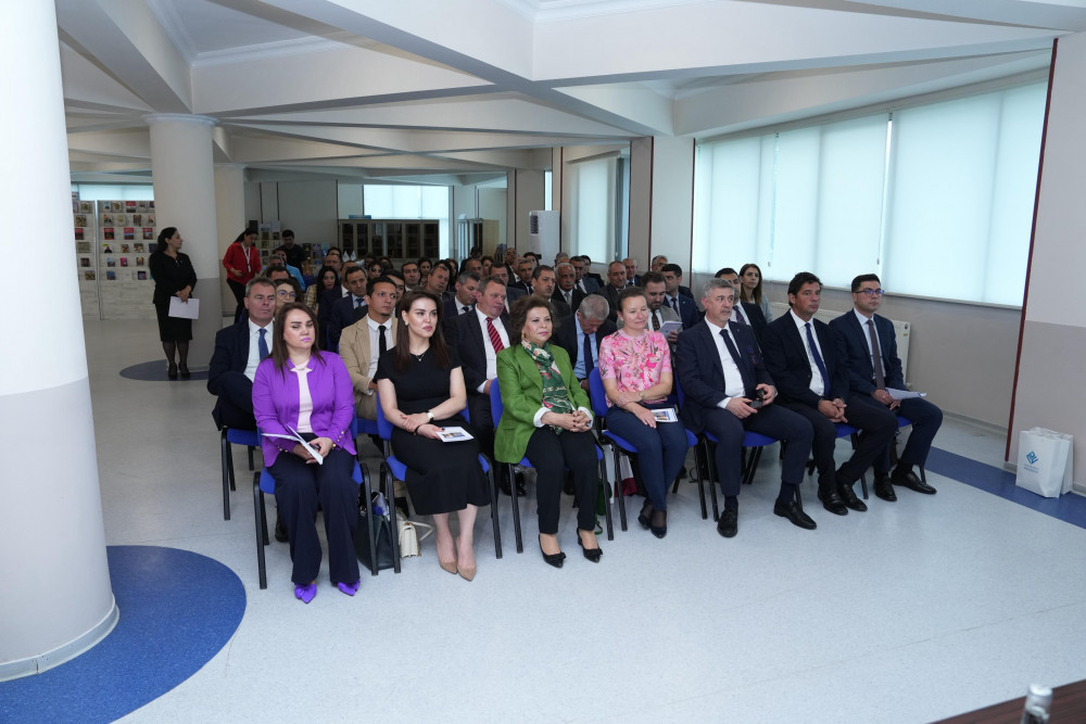 NDU-da Macarıstanın dünya şöhrətli yazıçısı və dövlət xadimi Şandor Lejakın kitablarının təqdimatı olub<font color=red> - FOTOLAR</font>