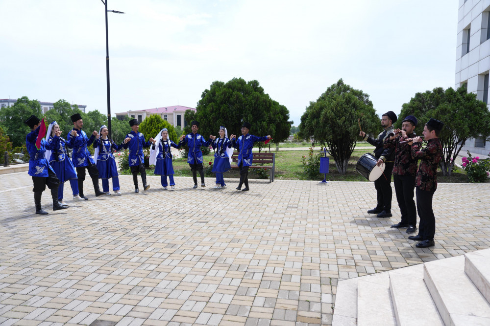 NDU-da Macarıstanın dünya şöhrətli yazıçısı və dövlət xadimi Şandor Lejakın kitablarının təqdimatı olub<font color=red> - FOTOLAR</font>