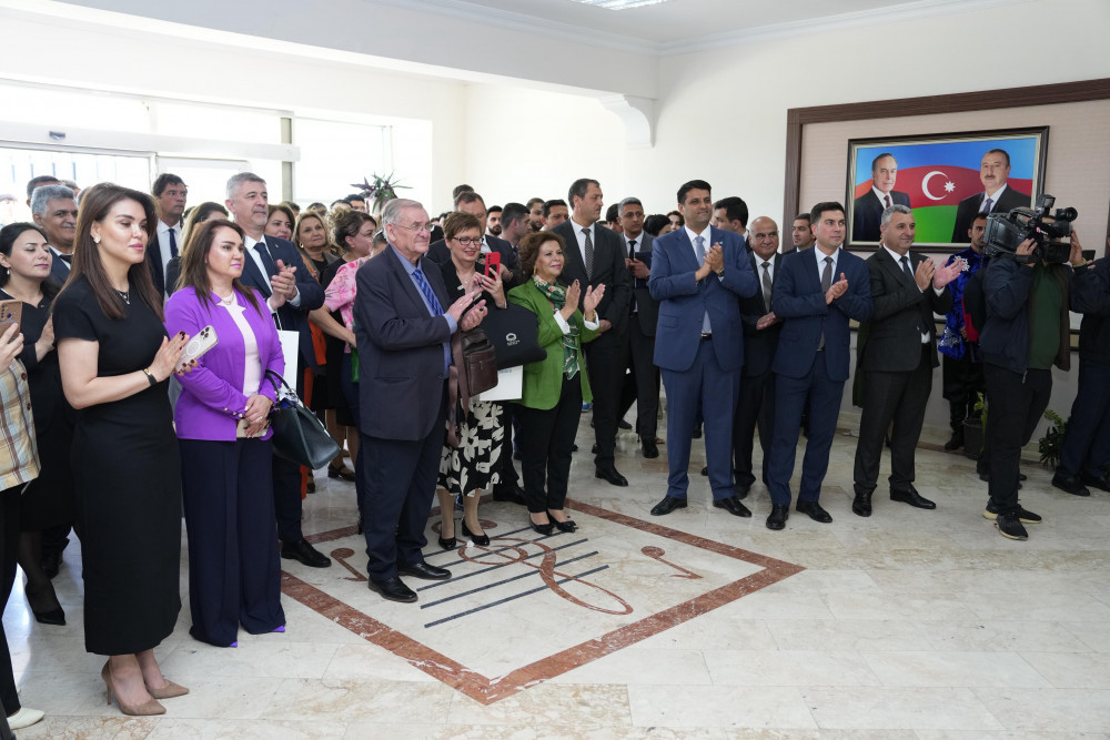 NDU-da Macarıstanın dünya şöhrətli yazıçısı və dövlət xadimi Şandor Lejakın kitablarının təqdimatı olub<font color=red> - FOTOLAR</font>