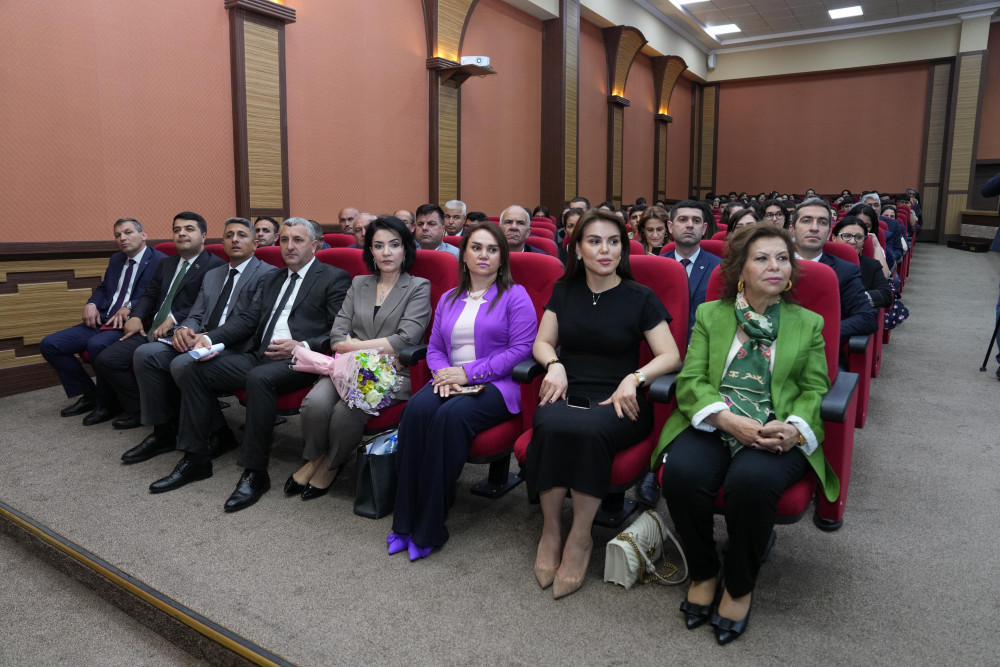 NDU-da Macarıstanın dünya şöhrətli yazıçısı və dövlət xadimi Şandor Lejakın kitablarının təqdimatı olub<font color=red> - FOTOLAR</font>