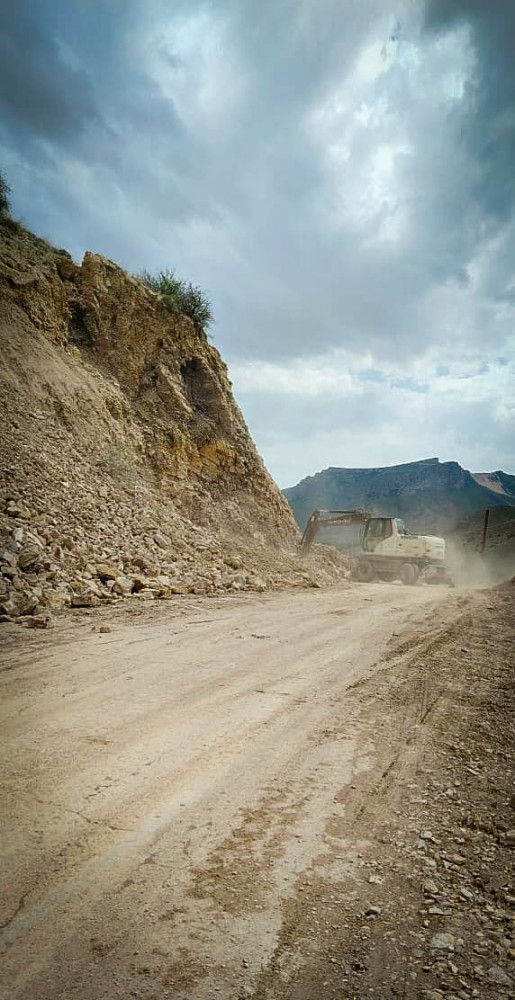 Avtomobil yoluna düşən qaya parçaları hərəkəti məhdudlaşdırıb<font color=red> - FOTOLAR</font>