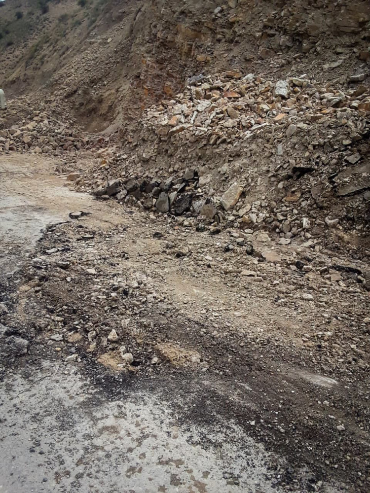 Avtomobil yoluna düşən qaya parçaları hərəkəti məhdudlaşdırıb<font color=red> - FOTOLAR</font>