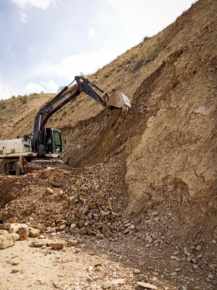 Avtomobil yoluna düşən qaya parçaları hərəkəti məhdudlaşdırıb<font color=red> - FOTOLAR</font>