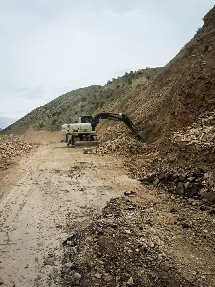 Avtomobil yoluna düşən qaya parçaları hərəkəti məhdudlaşdırıb<font color=red> - FOTOLAR</font>