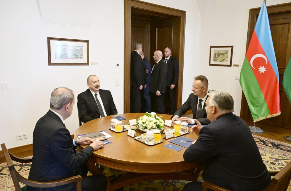 Azərbaycan Prezidentinin Budapeştdə Macarıstanın Baş naziri ilə məhdud tərkibdə görüşü olub<font color=red> - FOTOLAR</font>