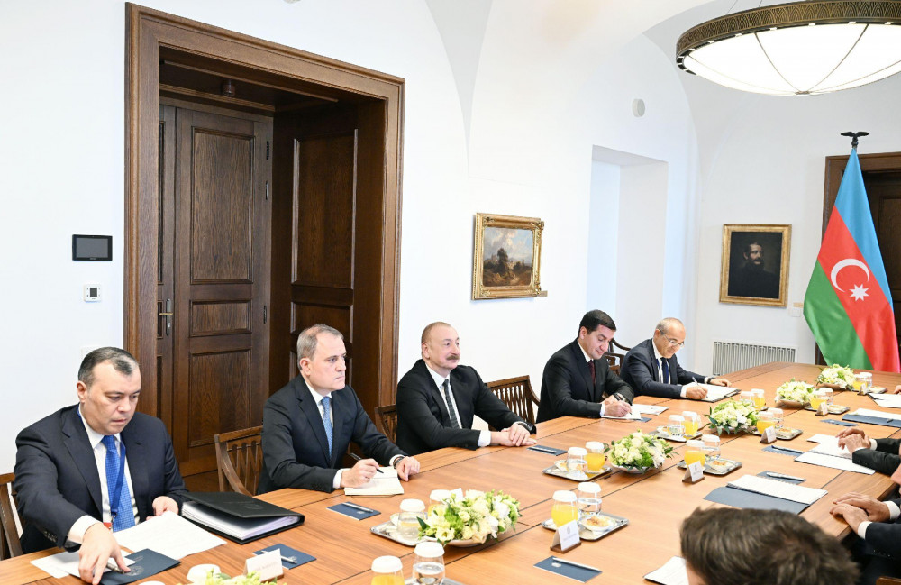 Budapeştdə Azərbaycan Prezidentinin Macarıstanın Baş naziri ilə geniş tərkibdə görüşü olub<font color=red> - FOTOLAR</font>