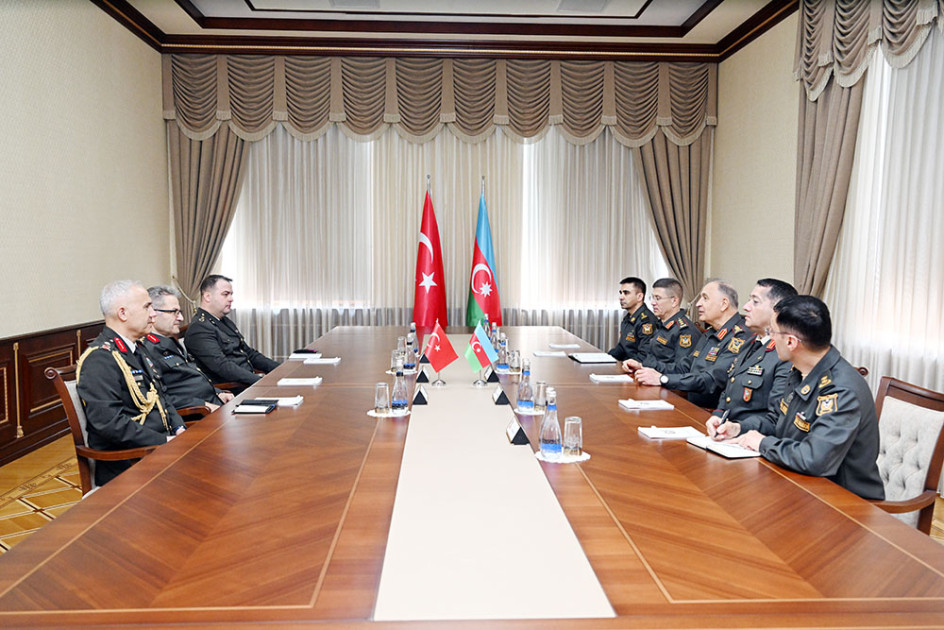 Azərbaycan-Türkiyə hərbi əməkdaşlığının inkişaf perspektivləri müzakirə olunub<font color=red> - FOTOLAR</font>