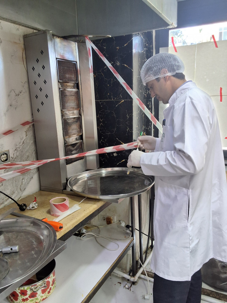 Kütləvi qida zəhərlənməsi baş vermiş dönərxananın fəaliyyəti məhdudlaşdırılıb<font color=red> - FOTOLAR</font>