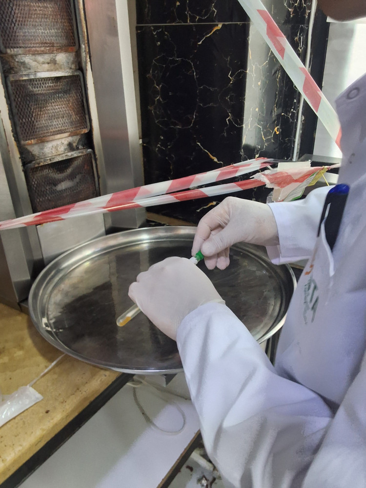 Kütləvi qida zəhərlənməsi baş vermiş dönərxananın fəaliyyəti məhdudlaşdırılıb<font color=red> - FOTOLAR</font>