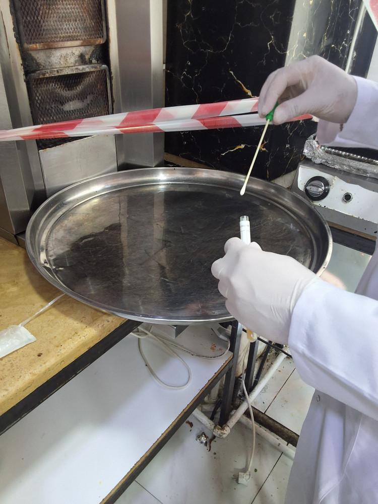 Kütləvi qida zəhərlənməsi baş vermiş dönərxananın fəaliyyəti məhdudlaşdırılıb<font color=red> - FOTOLAR</font>