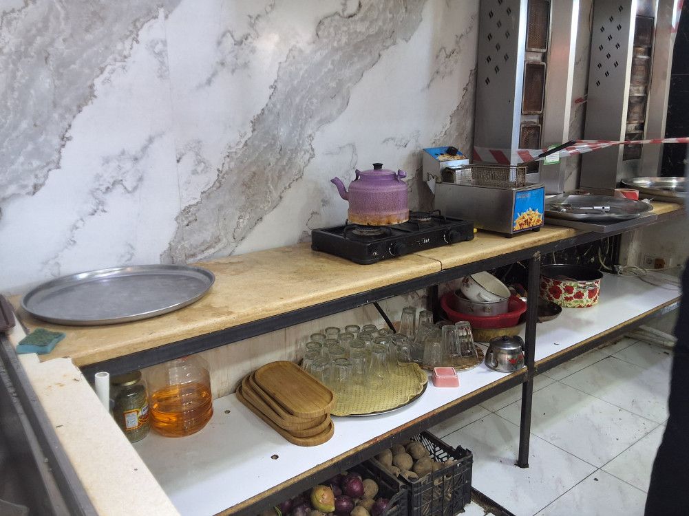 Kütləvi qida zəhərlənməsi baş vermiş dönərxananın fəaliyyəti məhdudlaşdırılıb<font color=red> - FOTOLAR</font>