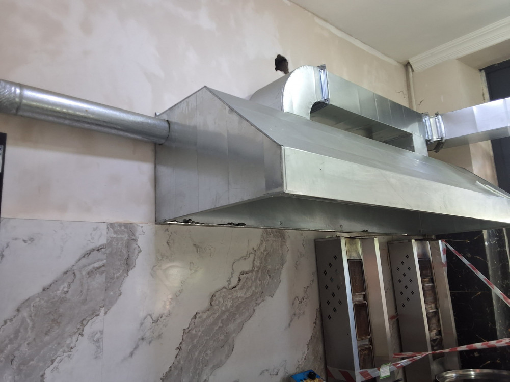 Kütləvi qida zəhərlənməsi baş vermiş dönərxananın fəaliyyəti məhdudlaşdırılıb<font color=red> - FOTOLAR</font>