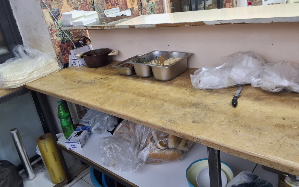 Kütləvi qida zəhərlənməsi baş vermiş dönərxananın fəaliyyəti məhdudlaşdırılıb<font color=red> - FOTOLAR</font>