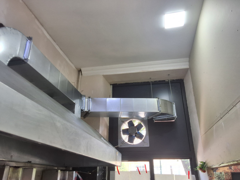 Kütləvi qida zəhərlənməsi baş vermiş dönərxananın fəaliyyəti məhdudlaşdırılıb<font color=red> - FOTOLAR</font>