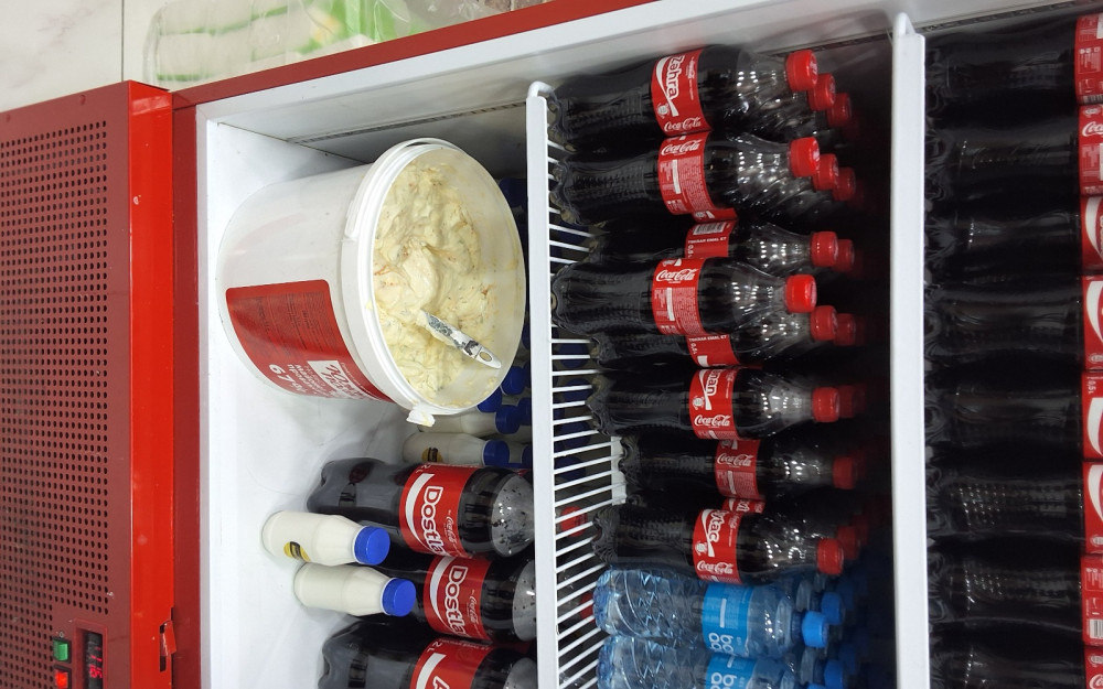 Kütləvi qida zəhərlənməsi baş vermiş dönərxananın fəaliyyəti məhdudlaşdırılıb<font color=red> - FOTOLAR</font>