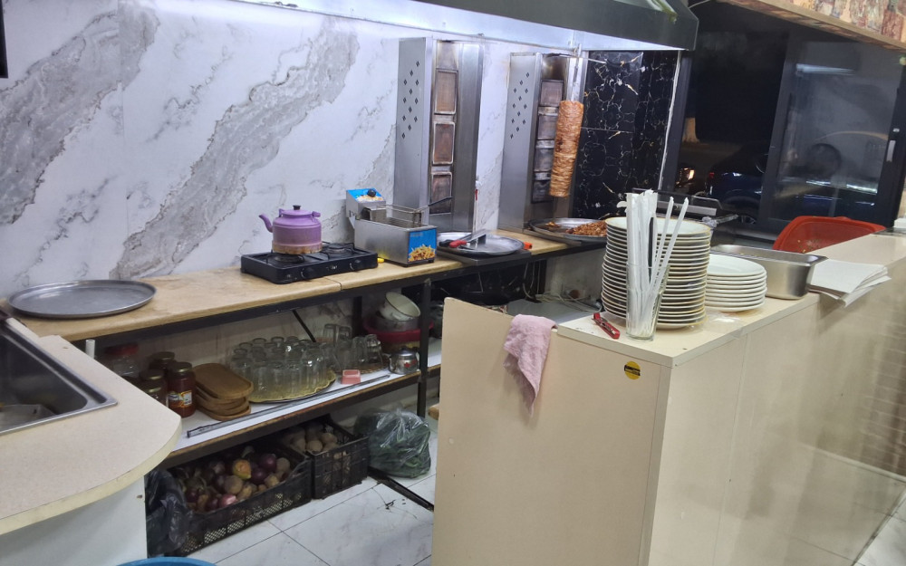 Kütləvi qida zəhərlənməsi baş vermiş dönərxananın fəaliyyəti məhdudlaşdırılıb<font color=red> - FOTOLAR</font>