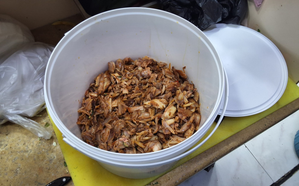 Kütləvi qida zəhərlənməsi baş vermiş dönərxananın fəaliyyəti məhdudlaşdırılıb<font color=red> - FOTOLAR</font>