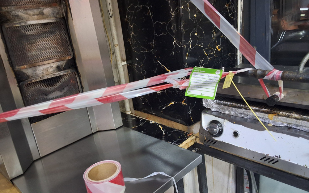 Kütləvi qida zəhərlənməsi baş vermiş dönərxananın fəaliyyəti məhdudlaşdırılıb<font color=red> - FOTOLAR</font>