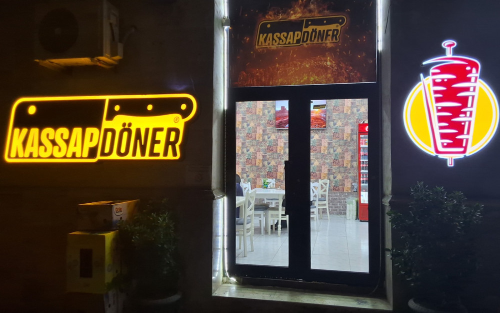 Kütləvi qida zəhərlənməsi baş vermiş dönərxananın fəaliyyəti məhdudlaşdırılıb<font color=red> - FOTOLAR</font>