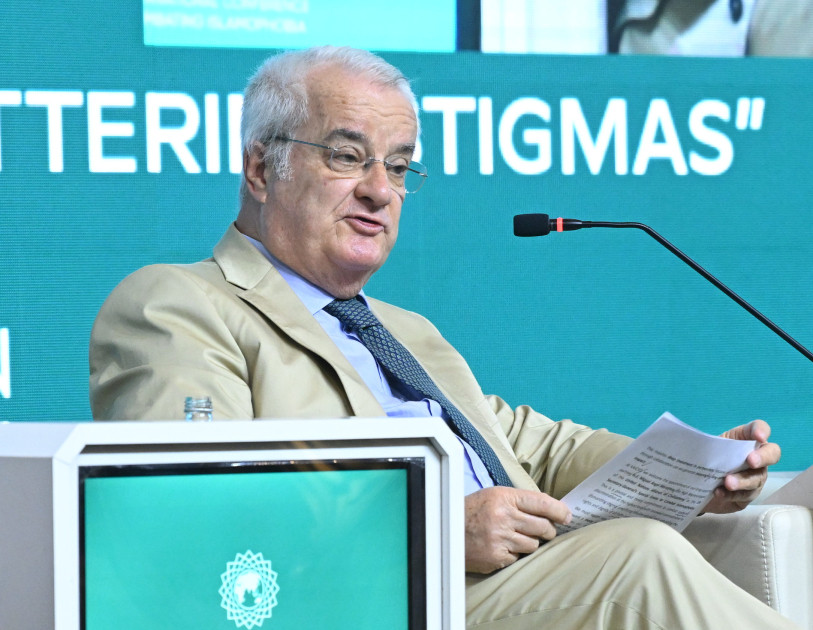 Beynəlxalq konfransda “İslamofobiyada qlobal meyillər: Çağırışlar və cavablar” mövzusu müzakirə edilib<font color=red> - FOTOLAR</font>