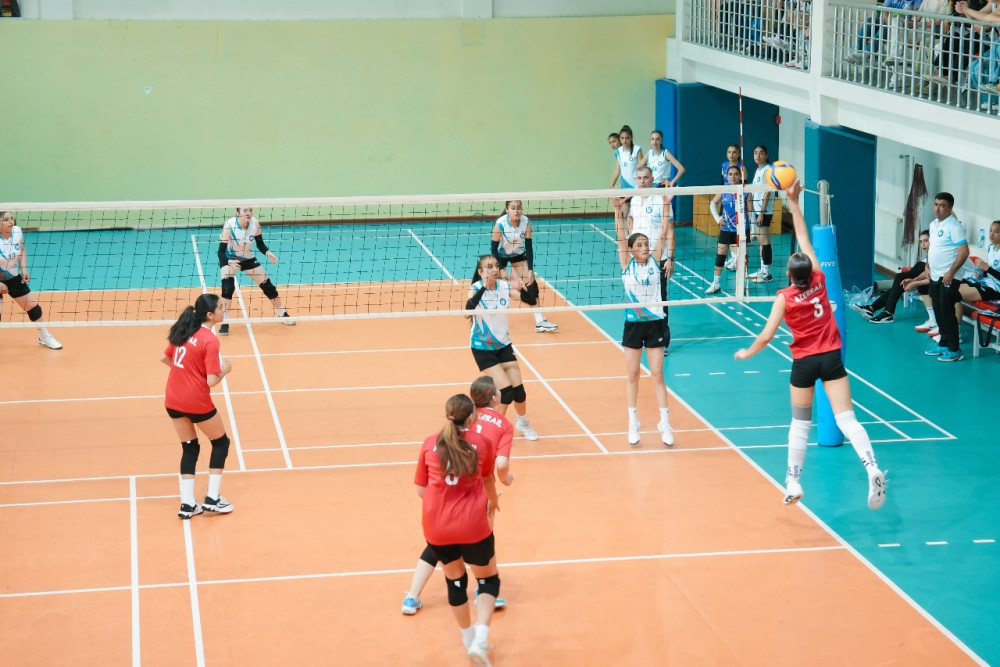 Naxçıvanı təmsil edən iki voleybol komandası ölkə üçüncüsü olub<font color=red> - FOTOLAR</font>