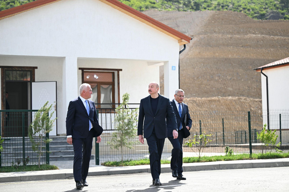 Prezident İlham Əliyev Laçın rayonunun Bəylik kəndinin açılışında iştirak edib<font color=red> - FOTOLAR</font>