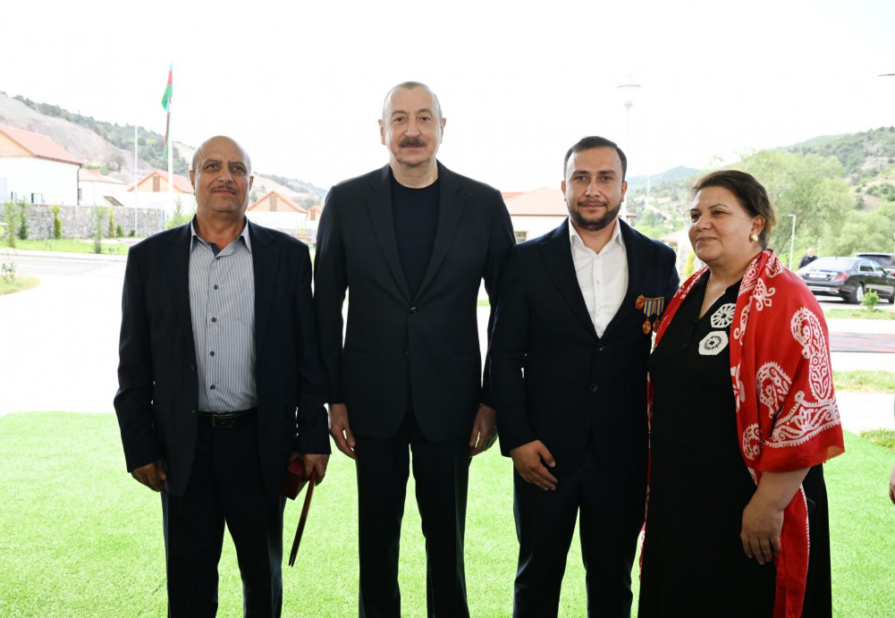 Prezident İlham Əliyev Laçının Bəylik kəndinə köçən sakinlərlə görüşüb, onlara evlərin açarlarını təqdim edib<font color='red'> - YENİLƏNİB</font><font color=red> - FOTOLAR</font>