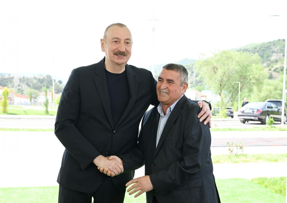 Prezident İlham Əliyev Laçının Bəylik kəndinə köçən sakinlərlə görüşüb, onlara evlərin açarlarını təqdim edib<font color='red'> - YENİLƏNİB</font><font color=red> - FOTOLAR</font>