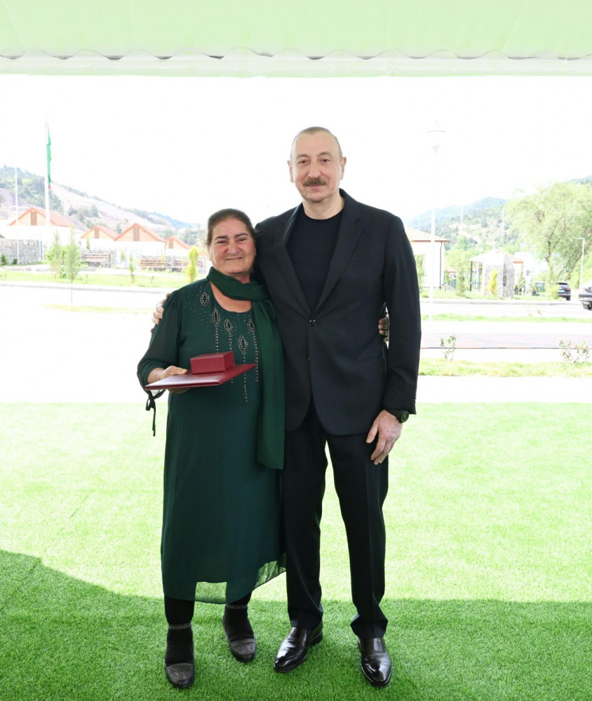 Prezident İlham Əliyev Laçının Bəylik kəndinə köçən sakinlərlə görüşüb, onlara evlərin açarlarını təqdim edib<font color='red'> - YENİLƏNİB</font><font color=red> - FOTOLAR</font>