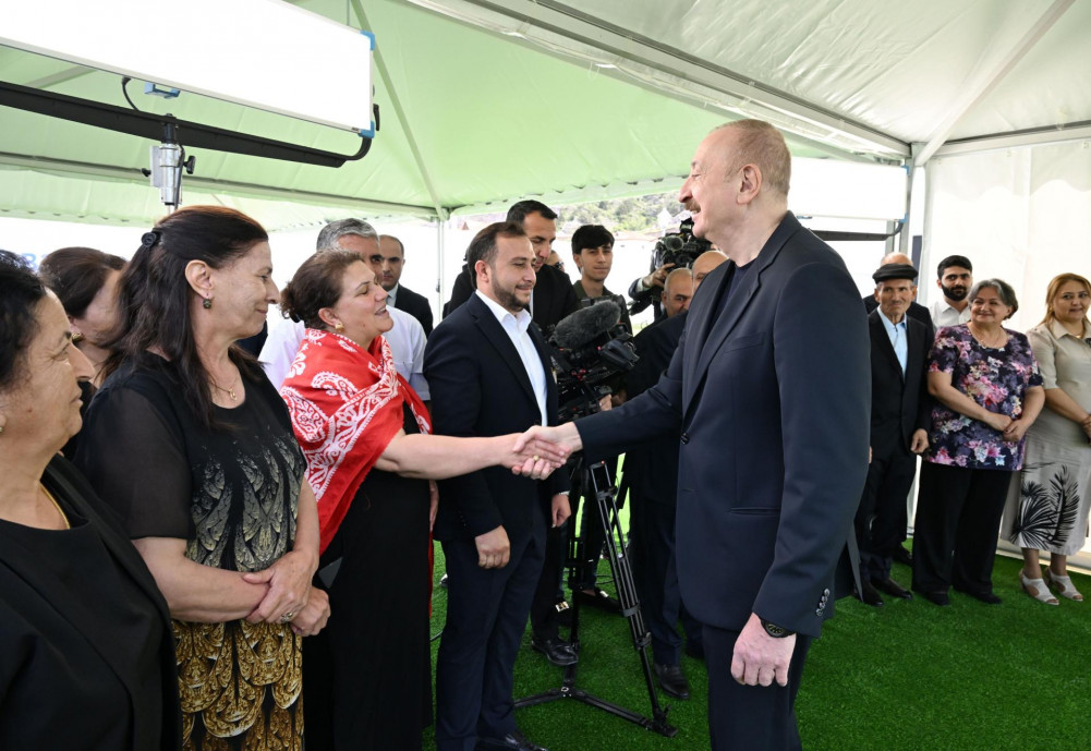 Prezident İlham Əliyev Laçının Bəylik kəndinə köçən sakinlərlə görüşüb, onlara evlərin açarlarını təqdim edib<font color='red'> - YENİLƏNİB</font><font color=red> - FOTOLAR</font>