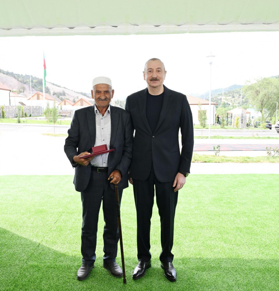 Prezident İlham Əliyev Laçının Bəylik kəndinə köçən sakinlərlə görüşüb, onlara evlərin açarlarını təqdim edib<font color='red'> - YENİLƏNİB</font><font color=red> - FOTOLAR</font>