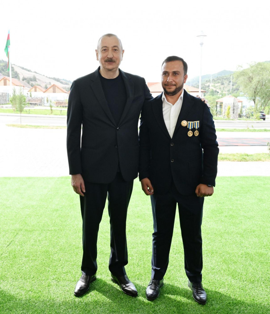 Prezident İlham Əliyev Laçının Bəylik kəndinə köçən sakinlərlə görüşüb, onlara evlərin açarlarını təqdim edib<font color='red'> - YENİLƏNİB</font><font color=red> - FOTOLAR</font>
