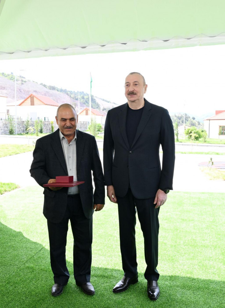 Prezident İlham Əliyev Laçının Bəylik kəndinə köçən sakinlərlə görüşüb, onlara evlərin açarlarını təqdim edib<font color='red'> - YENİLƏNİB</font><font color=red> - FOTOLAR</font>